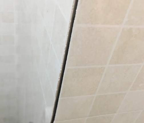 临漳瓷砖空鼓维修公司分享阳台瓷砖脱落的修复过程可以分为以下几个步骤