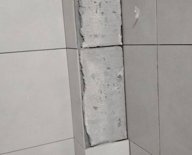 临漳瓷砖空鼓维修公司分享下瓷砖施工前基层浇水润湿程度不足，可能导致以下问题